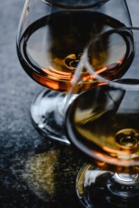 Deux verres de cognac ambré, Maison de la Grande Champagne à Segonzac