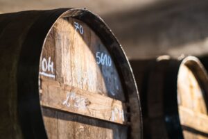 Fût de chêne de cognac marqué à la craie dans le chai de la Maison de la Grande Champagne à Segonzac
