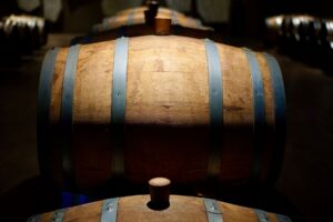 Fûts de chêne de cognac alignés dans le chai de vieillissement, Grande Champagne, Segonzac